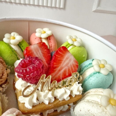 Подарочный набор макаронс и открытый медовик