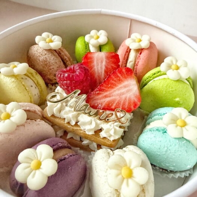 Подарочный набор макаронс и открытый медовик