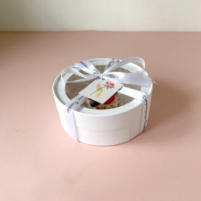 Подарочный набор макаронс и открытый медовик