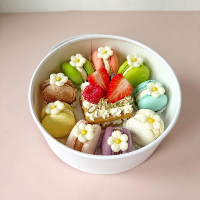 Подарочный набор макаронс и открытый медовик