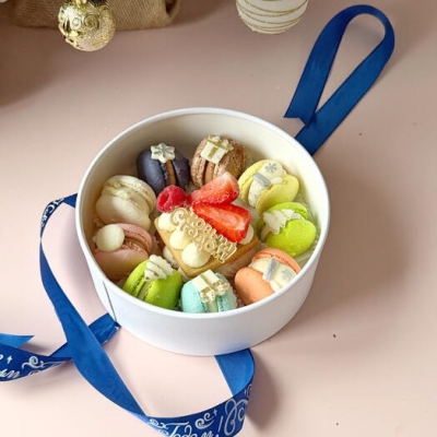 Подарочный набор макаронс и открытый медовик