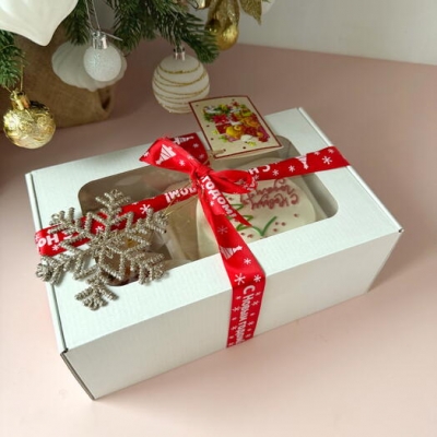 Бенто торт новогодняя открытка и 2 капкейка ассорти