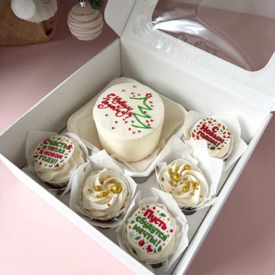 Бенто торт новогодняя открытка и 5 капкейков ассорти