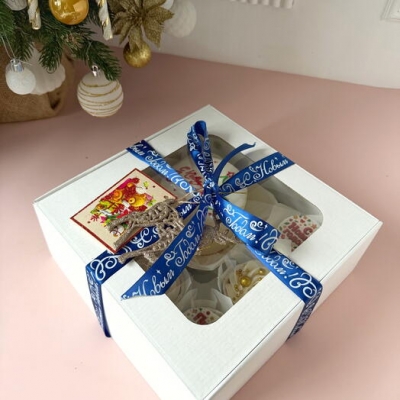 Бенто торт новогодняя открытка и 5 капкейков ассорти