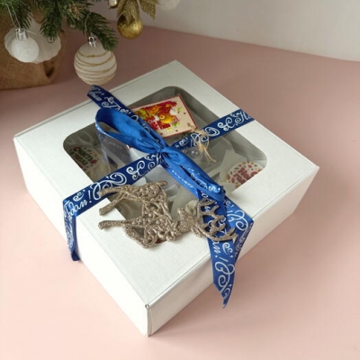 Набор: бенто-торт новогодние шары и капкейки ассорти