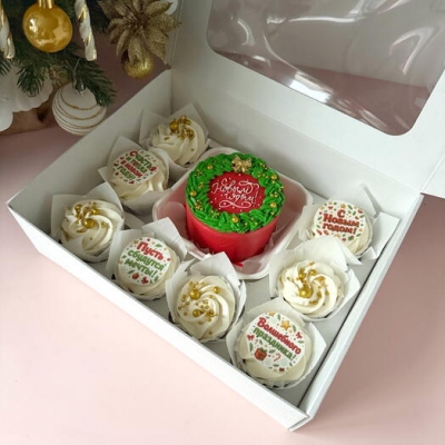 Набор: бенто торт Рождественский венок и 8 капкейков ассорти