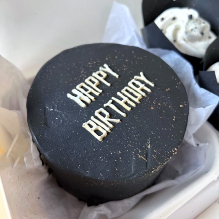 Бенто торт + 2 капкейка с днем рождения "happy birthday"
