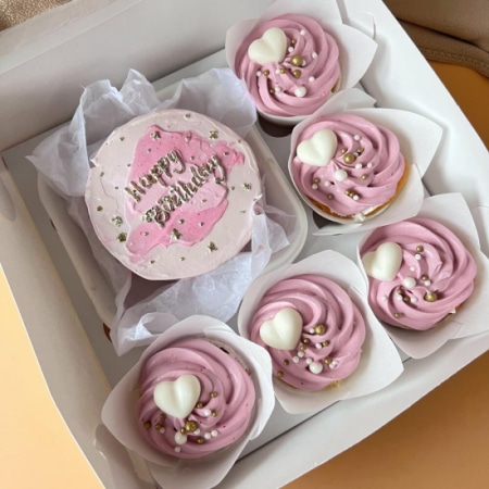 Бенто торт + 5 капкейков с днем рождения "happy birthday"
